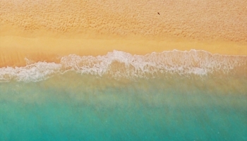 📱俯瞰視点の海と砂浜 iPhone 14 Pro 壁紙・待ち受け