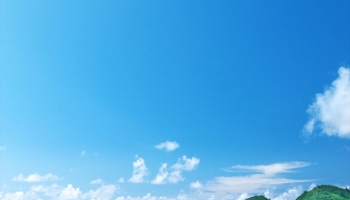 📱真夏の青空と海と白い砂浜 iPhone 14 Pro 壁紙・待ち受け