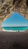 📱洞窟と砂浜と海 iPhone 14 Pro 壁紙・待ち受け
