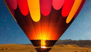📱砂漠の上を飛ぶ気球 iPhone 14 壁紙・待ち受け