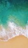 📱上から見たエメラルドの海 iPhone 14 Pro 壁紙・待ち受け