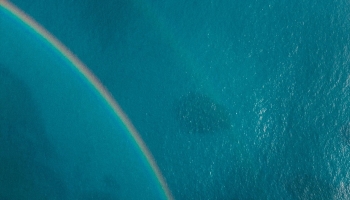 📱上から見た海と虹 iPhone 14 Pro 壁紙・待ち受け