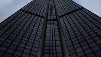 📱下から見上げる黒い高層ビル iPhone 14 Pro 壁紙・待ち受け