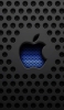 📱黒いメタルの穴 青い穴のアップルロゴ iPhone 14 Pro 壁紙・待ち受け