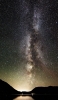 📱綺麗な黒い銀河と山 iPhone 14 Pro 壁紙・待ち受け