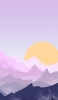 📱淡い紫の星空と山と黄色い月 iPhone 14 Plus 壁紙・待ち受け
