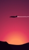 📱夕焼けと空飛ぶ飛行機のシルエット iPhone 14 Pro Max 壁紙・待ち受け
