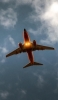 📱下から撮影した赤い大きな飛行機 iPhone 14 Pro Max 壁紙・待ち受け