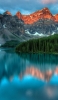 📱冷たい湖と林と山脈 iPhone 14 Plus 壁紙・待ち受け