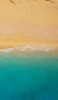📱俯瞰視点の緑の海と砂浜 iPhone 14 Plus 壁紙・待ち受け