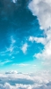 📱鮮やかな水色の空と白い雲 綺麗 iPhone 14 Pro Max 壁紙・待ち受け