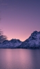 📱紫の空 雪山 静かな海 iPhone 14 Plus 壁紙・待ち受け