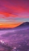 📱夕暮れ時の富士山と街 iPhone 14 Plus 壁紙・待ち受け