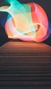 📱夜 緑・赤のライト 木の桟橋 iPhone 14 Pro Max 壁紙・待ち受け