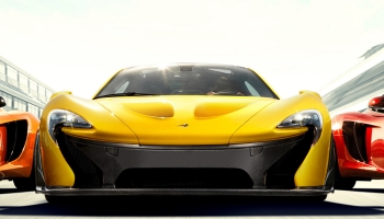 📱走行中の黄色のレーシングカー iPhone 14 Plus 壁紙・待ち受け