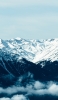 📱荘厳な雪山と澄んだ空 iPhone 14 Pro Max 壁紙・待ち受け