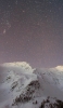 📱満天の星空と雪山 iPhone 14 Pro Max 壁紙・待ち受け