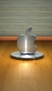 📱木のフロアー シルバーのアップルのロゴ iPhone 14 Plus 壁紙・待ち受け
