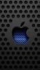 📱青い林檎マーク 黒の穴の開いたメタル iPhone 14 Plus 壁紙・待ち受け