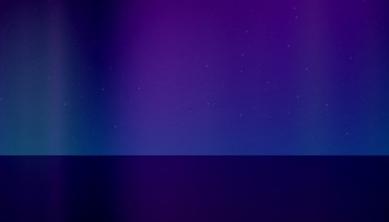 📱綺麗な紫のグラデーション 分割 iPhone 14 Plus 壁紙・待ち受け