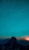 📱夕日と青い銀河と壮大な山 iPhone 14 Plus 壁紙・待ち受け
