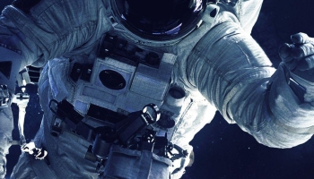 📱宇宙飛行士と地球 Google Pixel 6a 壁紙・待ち受け