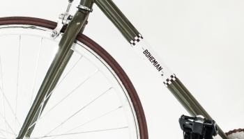 📱緑の自転車 BOHEMIAN iPhone 14 Plus 壁紙・待ち受け