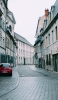 📱石畳の街並みと路駐している車 Google Pixel 7 Pro 壁紙・待ち受け