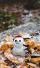 📱落ち葉と雪だるま 冬 iPhone 14 Pro Max 壁紙・待ち受け