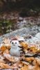 📱落ち葉と雪だるま 冬 Google Pixel 7 Pro 壁紙・待ち受け