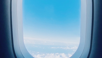 📱飛行機の窓から見る空 iPhone 14 Pro 壁紙・待ち受け