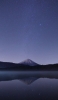 📱夜の銀河と湖に鏡面する山 Google Pixel 6a 壁紙・待ち受け