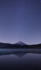 📱夜の銀河と湖に鏡面する山 Google Pixel 7 Pro 壁紙・待ち受け
