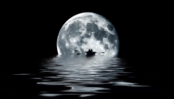 📱夜の海 満月 ボートを漕ぐカップル Google Pixel 6a 壁紙・待ち受け