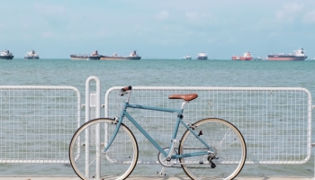 📱海と水色の自転車 Redmi Note 11 Pro 5G 壁紙・待ち受け