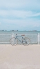 📱海と水色の自転車 iPhone 14 Plus 壁紙・待ち受け