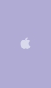 📱淡いパステルカラー 紫のアップルのロゴ iPhone 14 Plus 壁紙・待ち受け