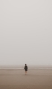 📱海辺 砂浜を歩く男性 Redmi Note 11 Pro 5G 壁紙・待ち受け