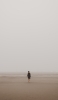 📱海辺 砂浜を歩く男性 iPhone 14 Pro Max 壁紙・待ち受け
