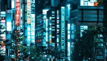 📱新宿 夜の街並み iPhone 14 壁紙・待ち受け