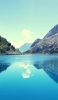 📱水色の空 緑 岩山 湖 iPhone 14 Pro 壁紙・待ち受け