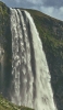 📱緑の岩山から流れ落ちる滝 Xperia 5 IV 壁紙・待ち受け