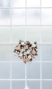 📱白・ピンクのハート型の花飾り 白い窓 Xperia 5 IV 壁紙・待ち受け