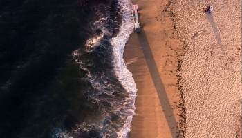 📱俯瞰視点の海岸線 iPhone 14 Pro 壁紙・待ち受け
