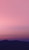 📱淡いピンクのグラデーションの空 黒い山 Xperia 5 IV 壁紙・待ち受け