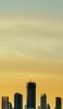 📱高層ビル 屋上のクレーン 黄色い空 Xperia 5 IV 壁紙・待ち受け