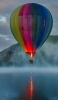 📱水上を飛ぶカラフルな気球 Xperia 5 IV 壁紙・待ち受け