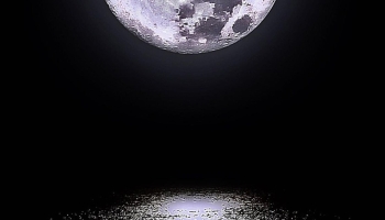 📱満月と暗い海 iPhone 14 Pro 壁紙・待ち受け