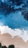 📱俯瞰視点 リアルな青い海と砂浜と森 iPhone 14 Pro 壁紙・待ち受け