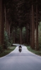 📱森の中の道路を走るバイク Xperia 5 IV 壁紙・待ち受け